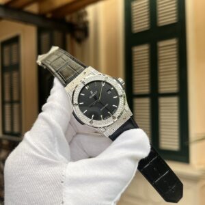 Hublot Classic Fusion Đính Đá Replica Màu Đen HB Factory 42mm (1)