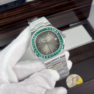 Patek Philippe Nautilus 5723 Replica 11 Đính Đá Màu Xanh (7)