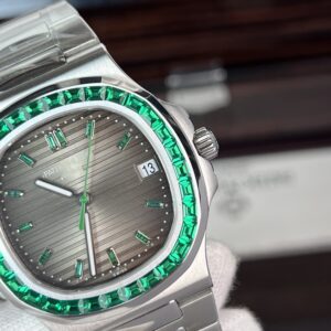 Patek Philippe Nautilus 5723 Replica 11 Đính Đá Màu Xanh (7)