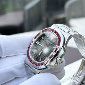 Patek Philippe Nautilus 5723 Replica 11 Độ Đá Ruby Đỏ 40mm (1)