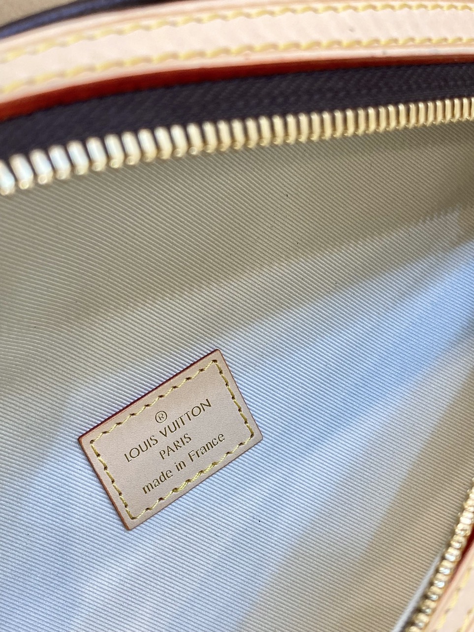 Túi Louis Vuitton Đeo Hông Họa Tiết Monogram Siêu Cấp 38x16x8cm (1) Túi Louis Vuitton Đeo Hông Họa Tiết Monogram Siêu Cấp 38x16x8cm (2)