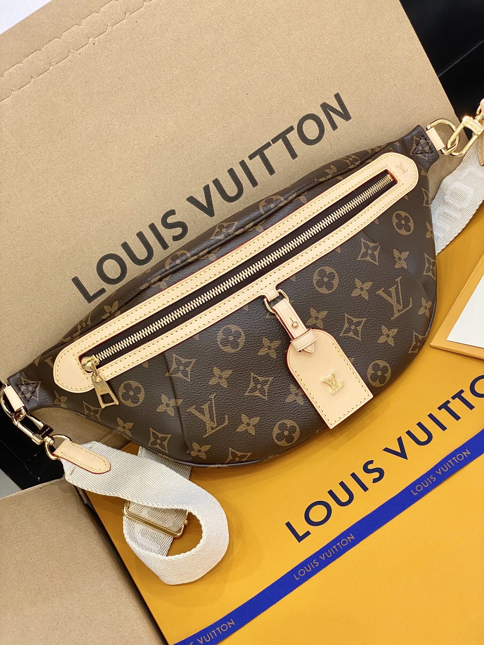 Túi Louis Vuitton Đeo Hông Họa Tiết Monogram Siêu Cấp 38x16x8cm (3) Túi Louis Vuitton Đeo Hông Họa Tiết Monogram Siêu Cấp 38x16x8cm (2)