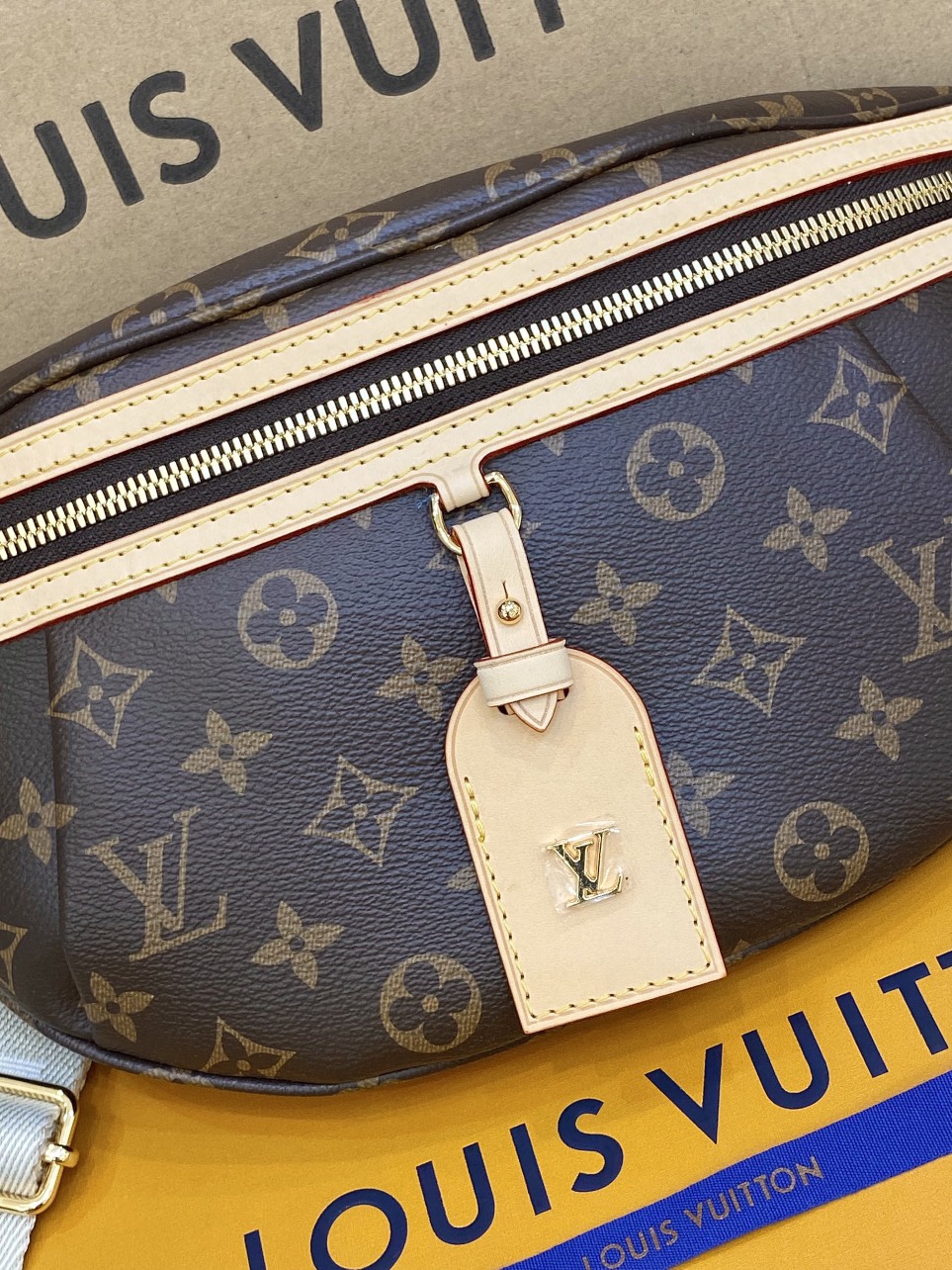 Túi Louis Vuitton Đeo Hông Họa Tiết Monogram Siêu Cấp 38x16x8cm (5) Túi Louis Vuitton Đeo Hông Họa Tiết Monogram Siêu Cấp 38x16x8cm (2)