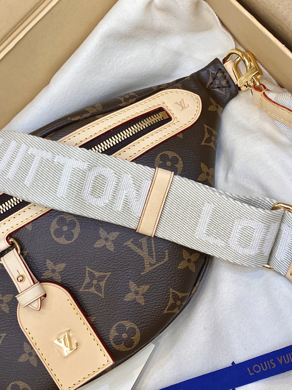 Túi Louis Vuitton Đeo Hông Họa Tiết Monogram Siêu Cấp 38x16x8cm (6) Túi Louis Vuitton Đeo Hông Họa Tiết Monogram Siêu Cấp 38x16x8cm (2)
