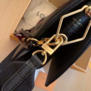 Túi Xách Nữ Hàng Hiệu Louis Vuitton LV Coussin Màu Đen 26cm