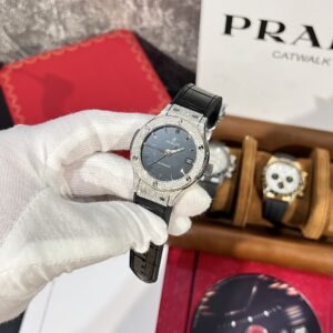 Đồng Hồ Hublot Classic Fusion Titanium Black Dial Đính Moissanite 38mm (1)