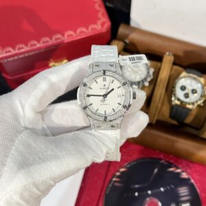 Đồng Hồ Hublot Classic Fusion Titanium Màu Trắng Độ Moissanite 38mm (1)