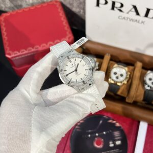 Đồng Hồ Hublot Classic Fusion Titanium Màu Trắng Độ Moissanite 38mm (1)