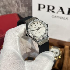 Đồng Hồ Hublot Classic Fusion Titanium White Dial Độ Moissanite 38mm (1)