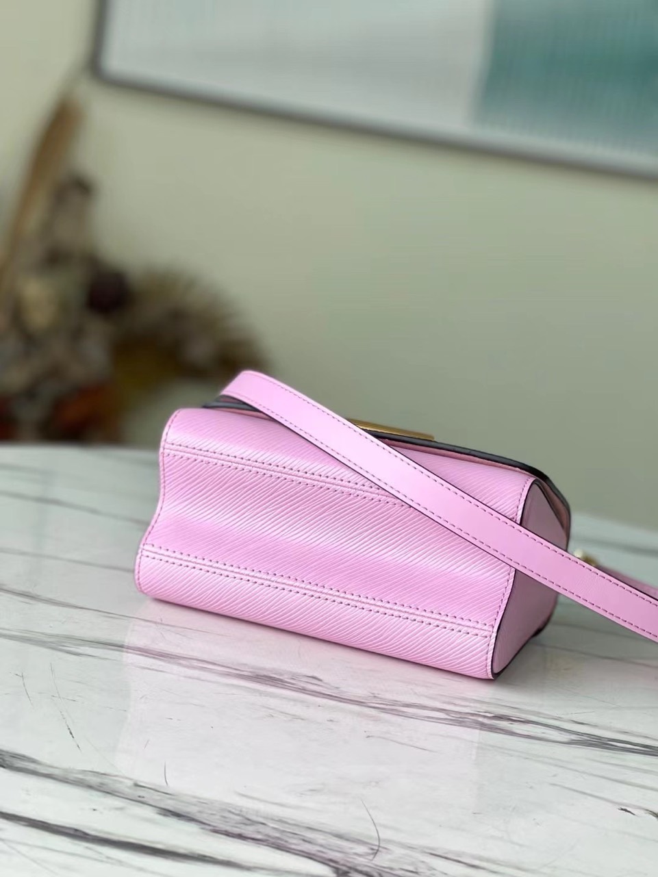 Túi Louis Vuitton LV Twist Nữ Màu Hồng Khóa Vàng Replica 11 24cm (3) Túi Louis Vuitton LV Twist Nữ Màu Hồng Khóa Vàng Replica 11 24cm (2)