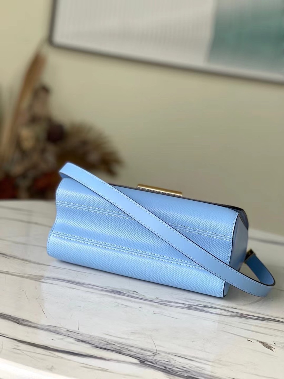 Túi Louis Vuitton LV Twist Nữ Màu Xanh Khóa Vàng Replica 11 24cm (1) Túi Louis Vuitton LV Twist Nữ Màu Xanh Khóa Vàng Replica 11 24cm (2)