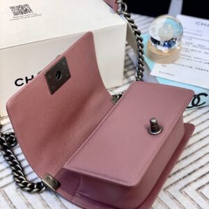 Túi Xách Hàng Hiệu Chanel Boy Vân Chữ V Màu Hồng 20cm (2)