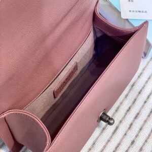 Túi Xách Hàng Hiệu Chanel Boy Vân Chữ V Màu Hồng 20cm (2)