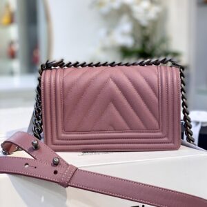 Túi Xách Hàng Hiệu Chanel Boy Vân Chữ V Màu Hồng 20cm (2)