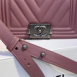 Túi Xách Hàng Hiệu Chanel Boy Vân Chữ V Màu Hồng 20cm (2)