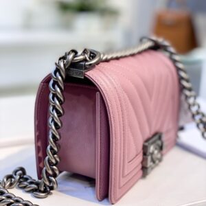 Túi Xách Hàng Hiệu Chanel Boy Vân Chữ V Màu Hồng 20cm (2)