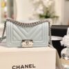 Túi Xách Hàng Hiệu Chanel Boy Vân Chữ V Siêu Cấp 20cm (2)