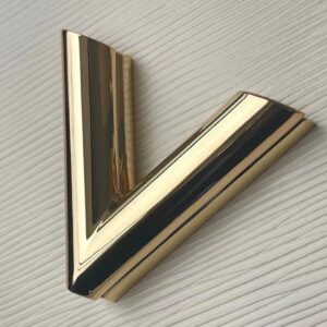 Túi Xách Louis Vuitton LV Twist Nữ Màu Trắng Khóa Vàng 24cm (2)