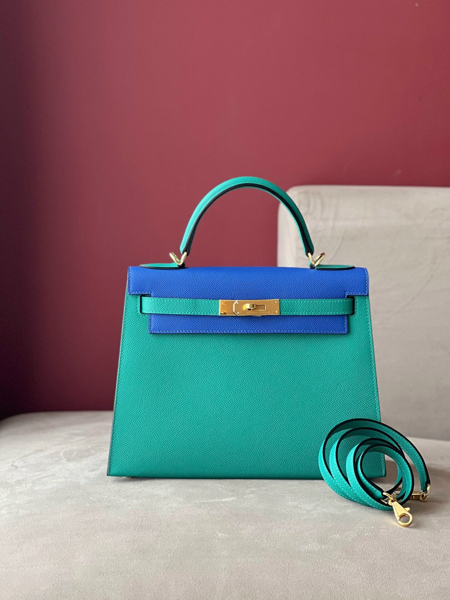 Túi Xách Nữ Hermes Kelly Da Epsom Mix 2 Màu Xanh Replica 11 28cm (1) Túi Xách Nữ Hermes Kelly Da Epsom Mix 2 Màu Xanh Replica 11 28cm (2)