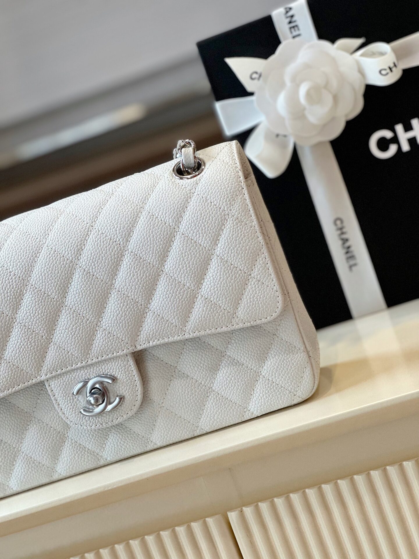Túi Chanel Classic Hand Bag Like Ạuth Cao Cấp Màu Trắng 25cm (1) Túi Chanel Classic Hand Bag Like Ạuth Cao Cấp Màu Trắng 25cm (2)