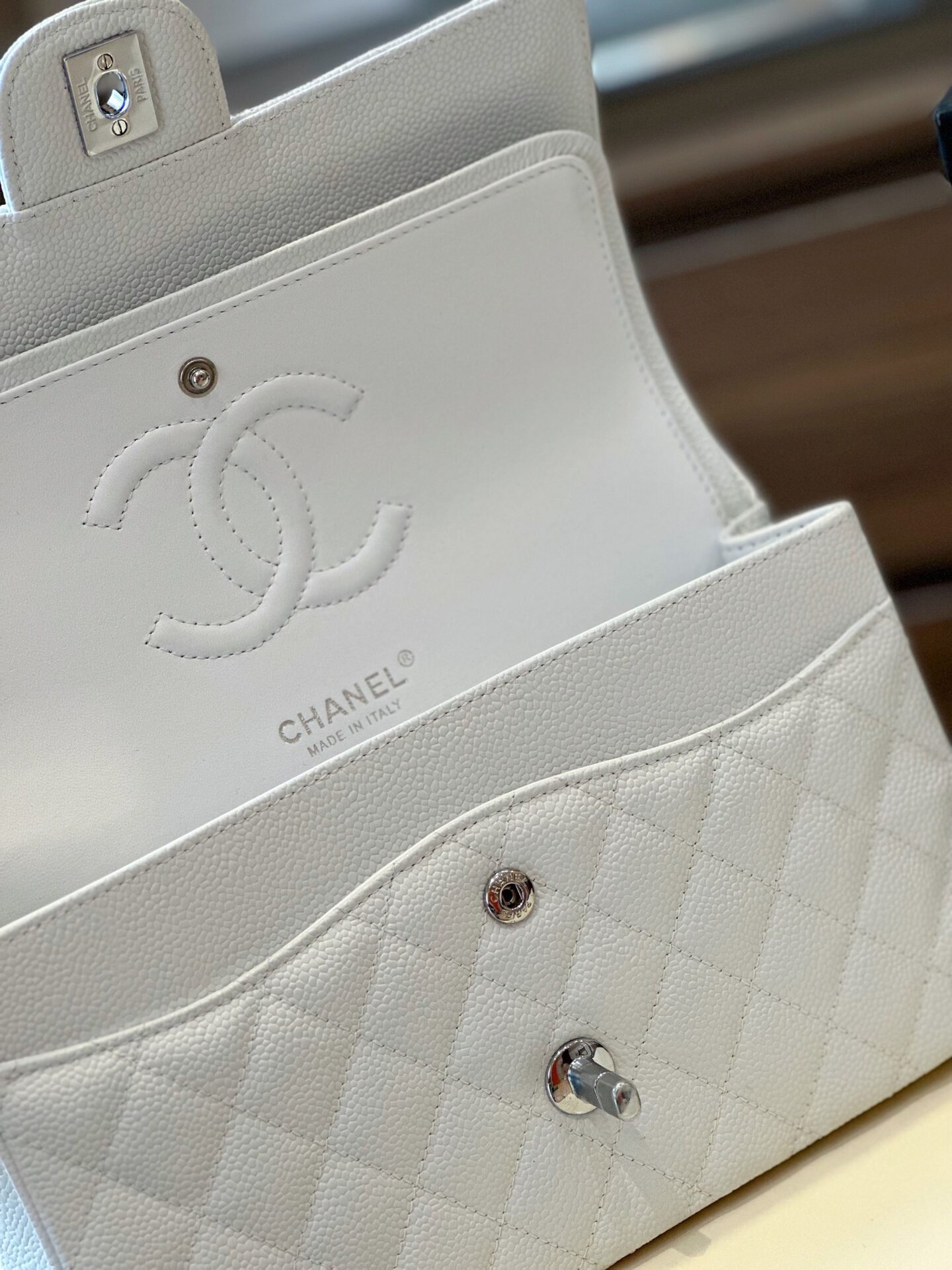Túi Chanel Classic Hand Bag Like Ạuth Cao Cấp Màu Trắng 25cm (2) Túi Chanel Classic Hand Bag Like Ạuth Cao Cấp Màu Trắng 25cm (2)