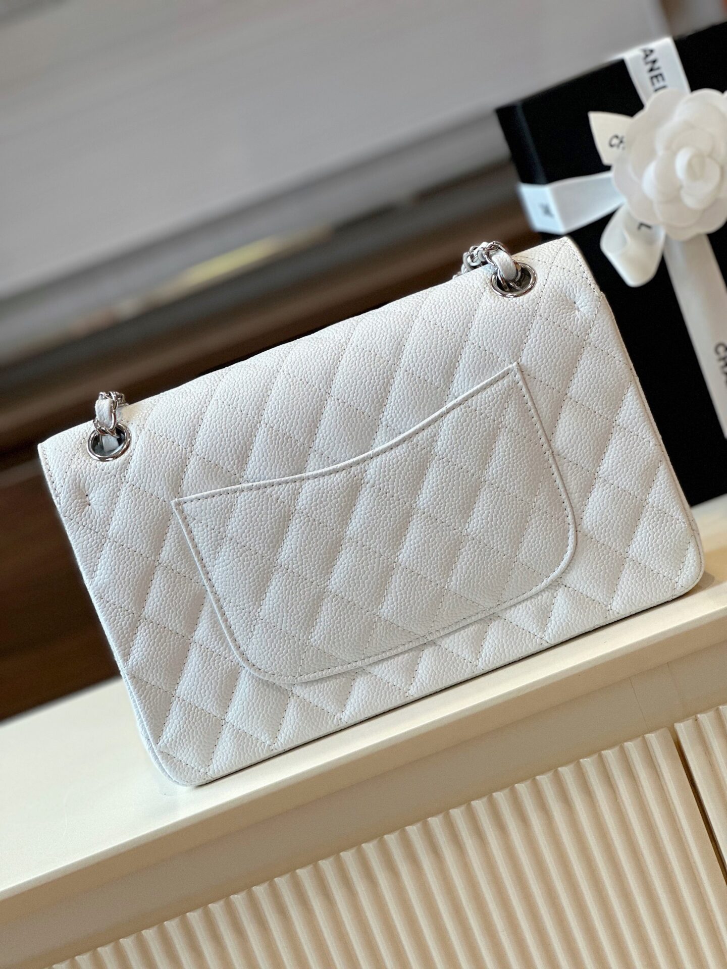 Túi Chanel Classic Hand Bag Like Ạuth Cao Cấp Màu Trắng 25cm (3) Túi Chanel Classic Hand Bag Like Ạuth Cao Cấp Màu Trắng 25cm (2)