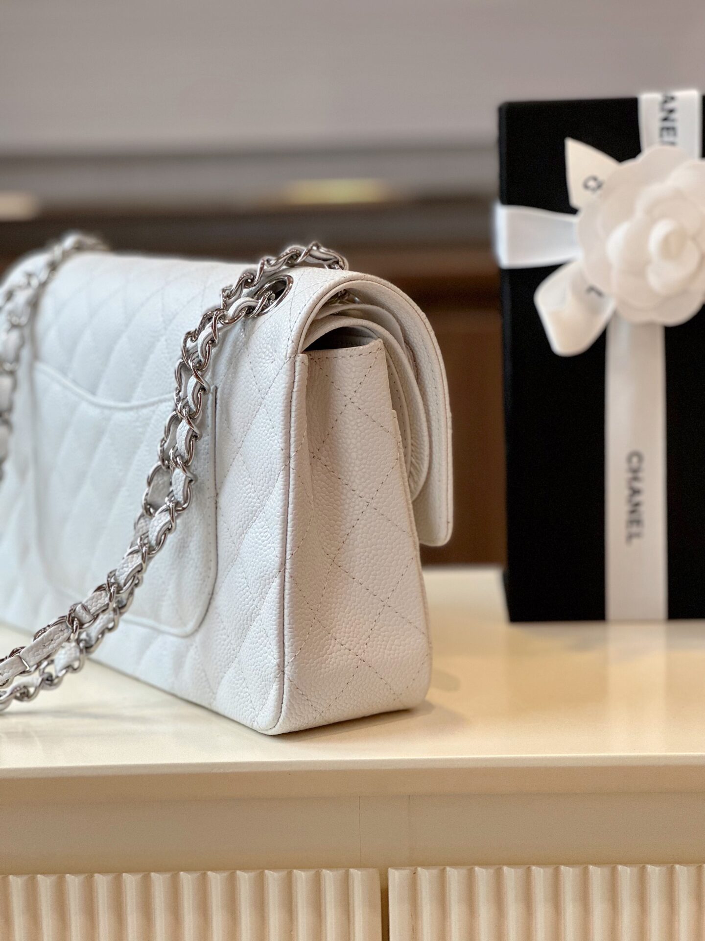 Túi Chanel Classic Hand Bag Like Ạuth Cao Cấp Màu Trắng 25cm (4) Túi Chanel Classic Hand Bag Like Ạuth Cao Cấp Màu Trắng 25cm (2)