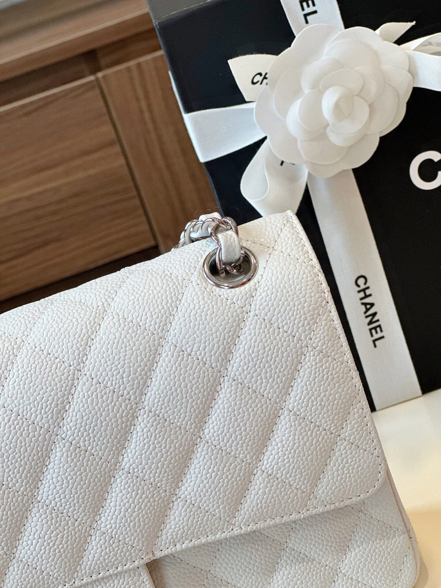 Túi Chanel Classic Hand Bag Like Ạuth Cao Cấp Màu Trắng 25cm (5) Túi Chanel Classic Hand Bag Like Ạuth Cao Cấp Màu Trắng 25cm (2)