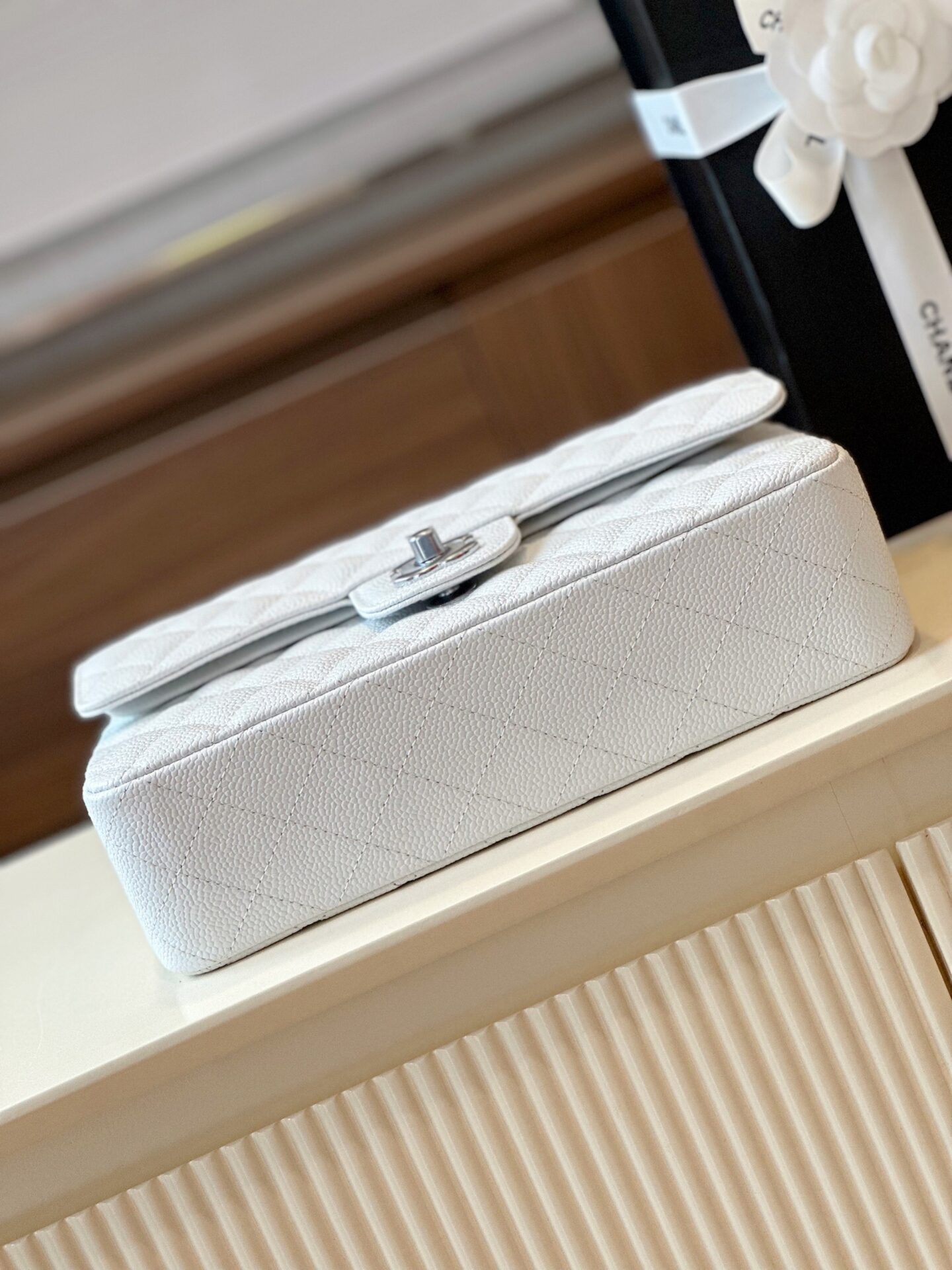 Túi Chanel Classic Hand Bag Like Ạuth Cao Cấp Màu Trắng 25cm (6) Túi Chanel Classic Hand Bag Like Ạuth Cao Cấp Màu Trắng 25cm (2)