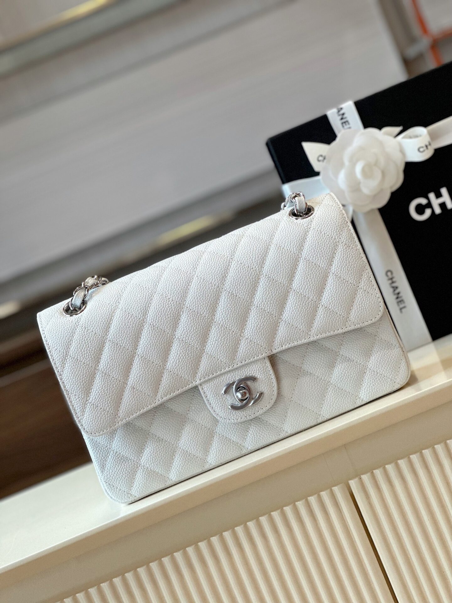 Túi Chanel Classic Hand Bag Like Ạuth Cao Cấp Màu Trắng 25cm (7) Túi Chanel Classic Hand Bag Like Ạuth Cao Cấp Màu Trắng 25cm (2)