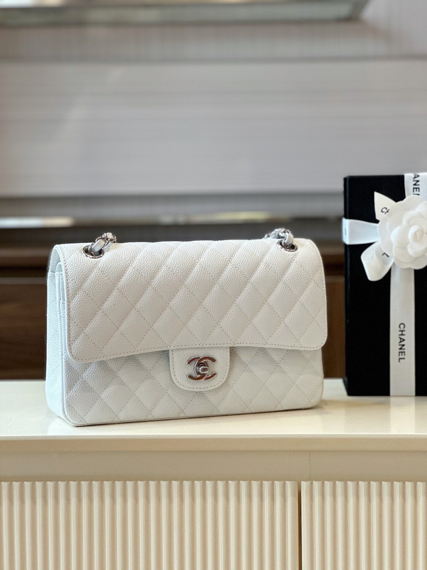 Túi Chanel Classic Hand Bag Like Ạuth Cao Cấp Màu Trắng 25cm (8) Túi Chanel Classic Hand Bag Like Ạuth Cao Cấp Màu Trắng 25cm (2)