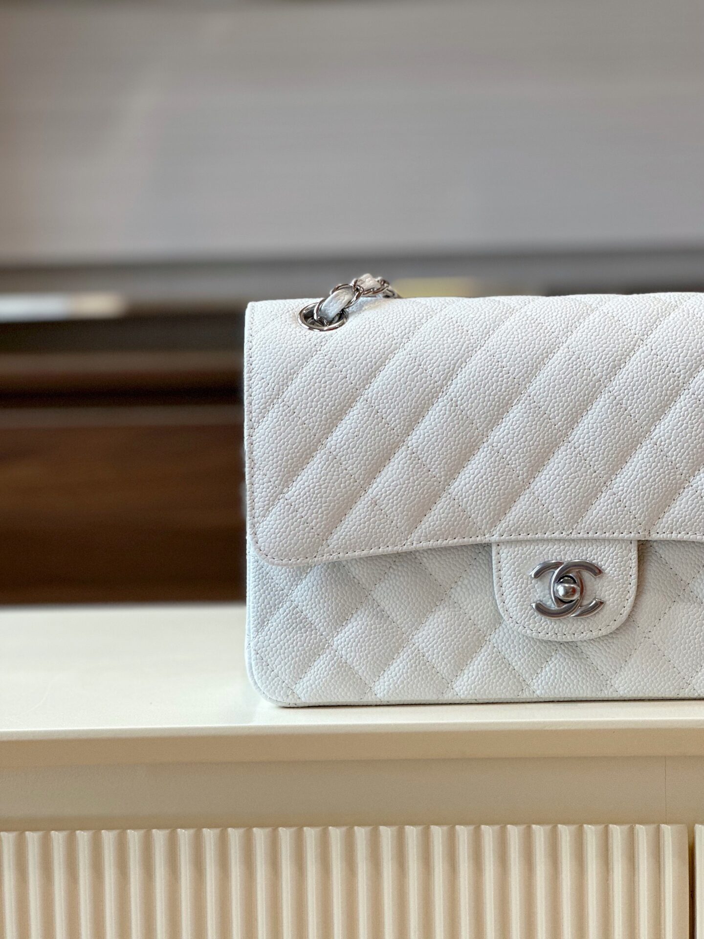 Túi Chanel Classic Hand Bag Like Ạuth Cao Cấp Màu Trắng 25cm (9) Túi Chanel Classic Hand Bag Like Ạuth Cao Cấp Màu Trắng 25cm (2)