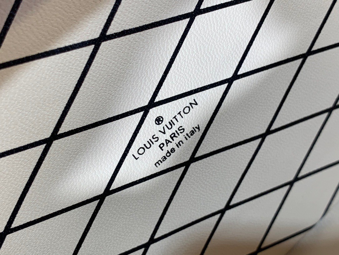 Túi Dạng Hộp Louis Vuitton LV Petite Malle Họa Tiết Monogram Rep 11 27x12x6 (1) Túi Dạng Hộp Louis Vuitton LV Petite Malle Họa Tiết Monogram Rep 11 27x12x6 (2)