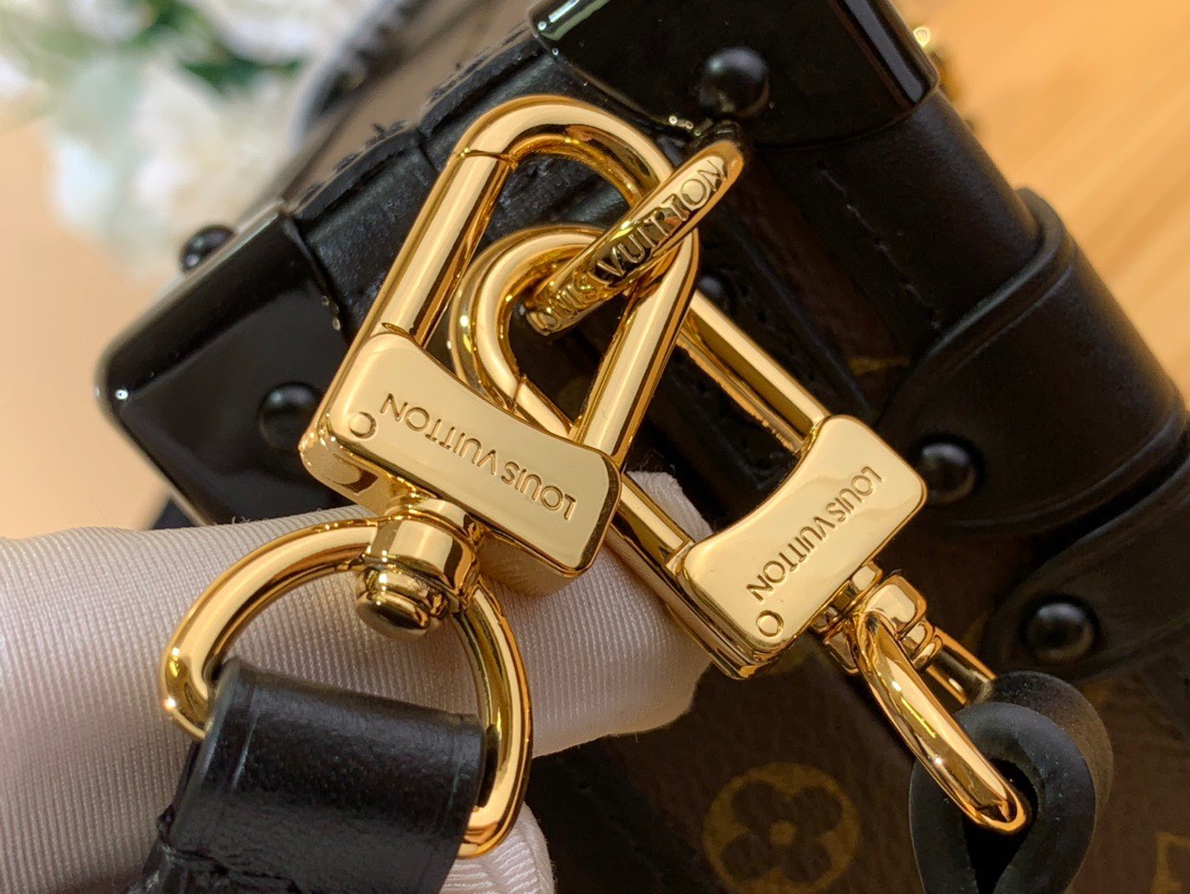 Túi Dạng Hộp Louis Vuitton LV Petite Malle Họa Tiết Monogram Rep 11 27x12x6 (3) Túi Dạng Hộp Louis Vuitton LV Petite Malle Họa Tiết Monogram Rep 11 27x12x6 (2)