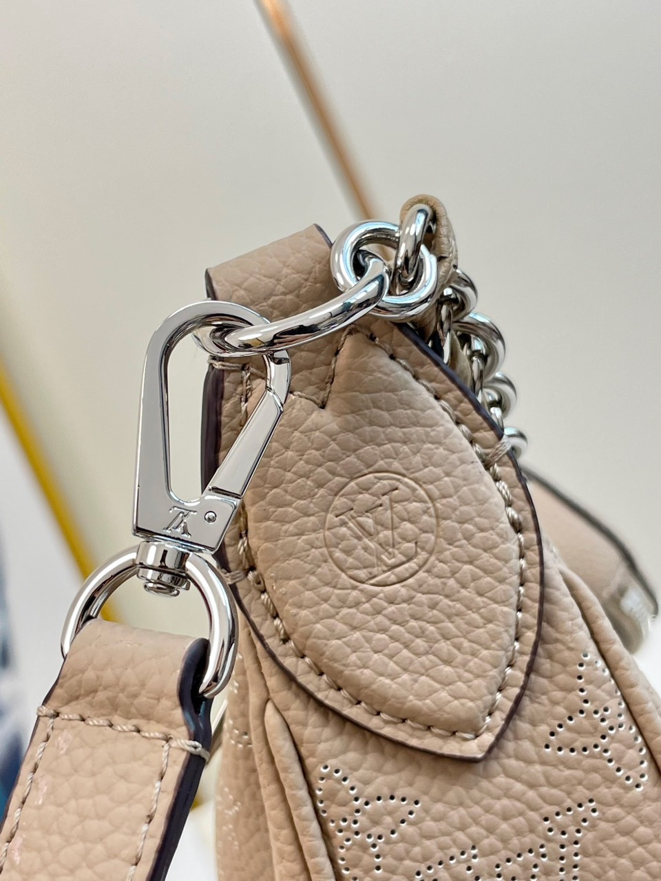 Túi Louis Vuitton LV Baia Mahina Họa Tiết Hoa Mono Like Auth 26x17x7 (6) Túi Louis Vuitton LV Baia Mahina Họa Tiết Hoa Mono Like Auth 26x17x7 (2)