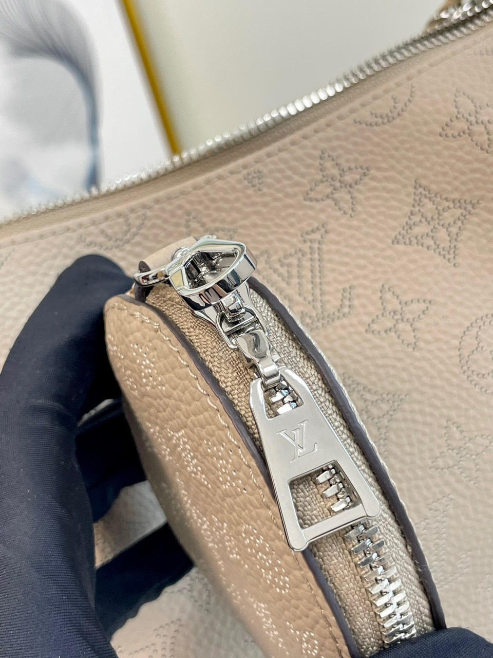 Túi Louis Vuitton LV Baia Mahina Họa Tiết Hoa Mono Like Auth 26x17x7 (7) Túi Louis Vuitton LV Baia Mahina Họa Tiết Hoa Mono Like Auth 26x17x7 (2)