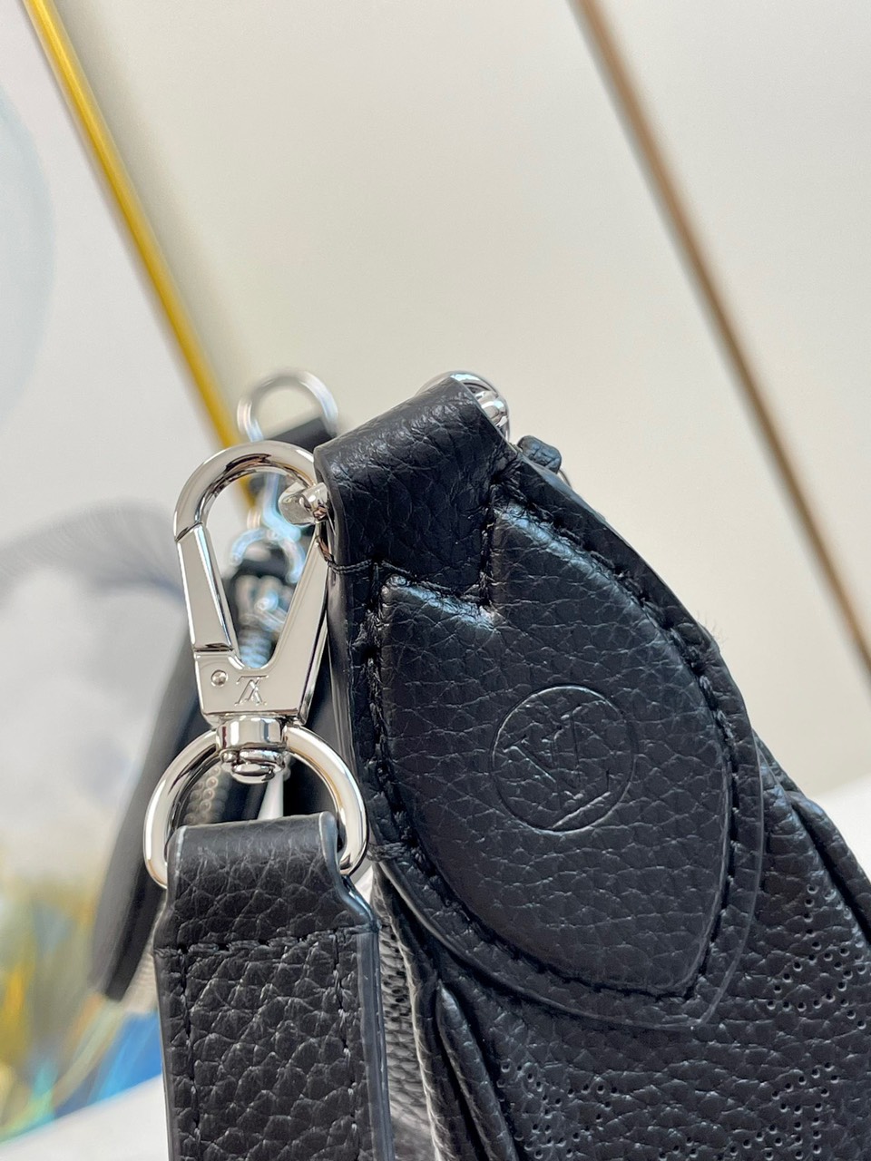 Túi Louis Vuitton LV Baia Mahina Họa Tiết Hoa Mono Màu Đen 26x17x7 (5) Túi Louis Vuitton LV Baia Mahina Họa Tiết Hoa Mono Màu Đen 26x17x7 (2)