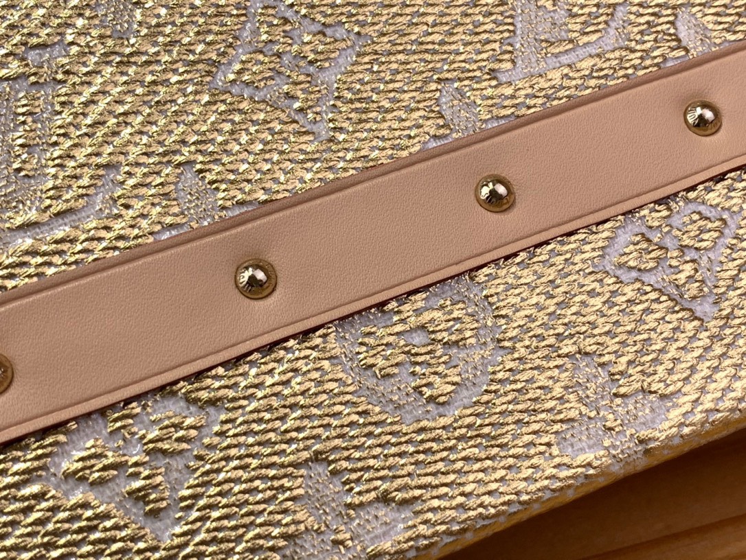 Túi Louis Vuitton LV Petite Họa Tiết Hoa Mono Replica 11 Cao Cấp 27x18x9cm (4) Túi Louis Vuitton LV Petite Họa Tiết Hoa Mono Replica 11 Cao Cấp 27x18x9cm (2)