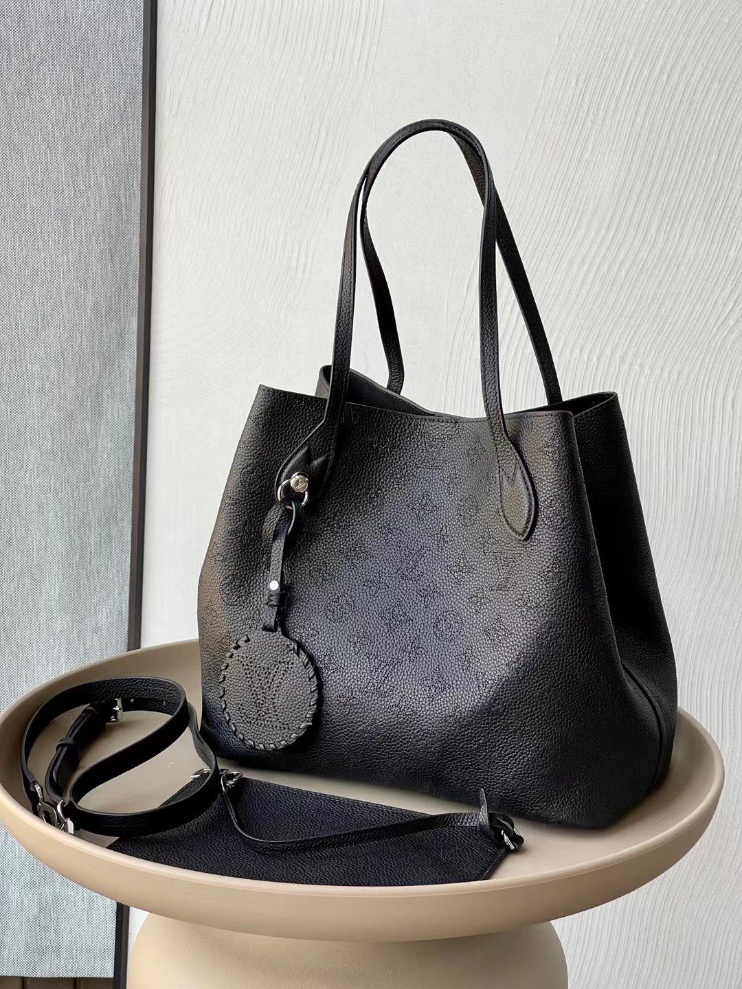 Túi Siêu Cấp Nữ Louis Vuitton LV Blossom Họa Tiết Monogram Màu Đen 20x20x12 (1) Túi Siêu Cấp Nữ Louis Vuitton LV Blossom Họa Tiết Monogram Màu Đen 20x20x12 (1)