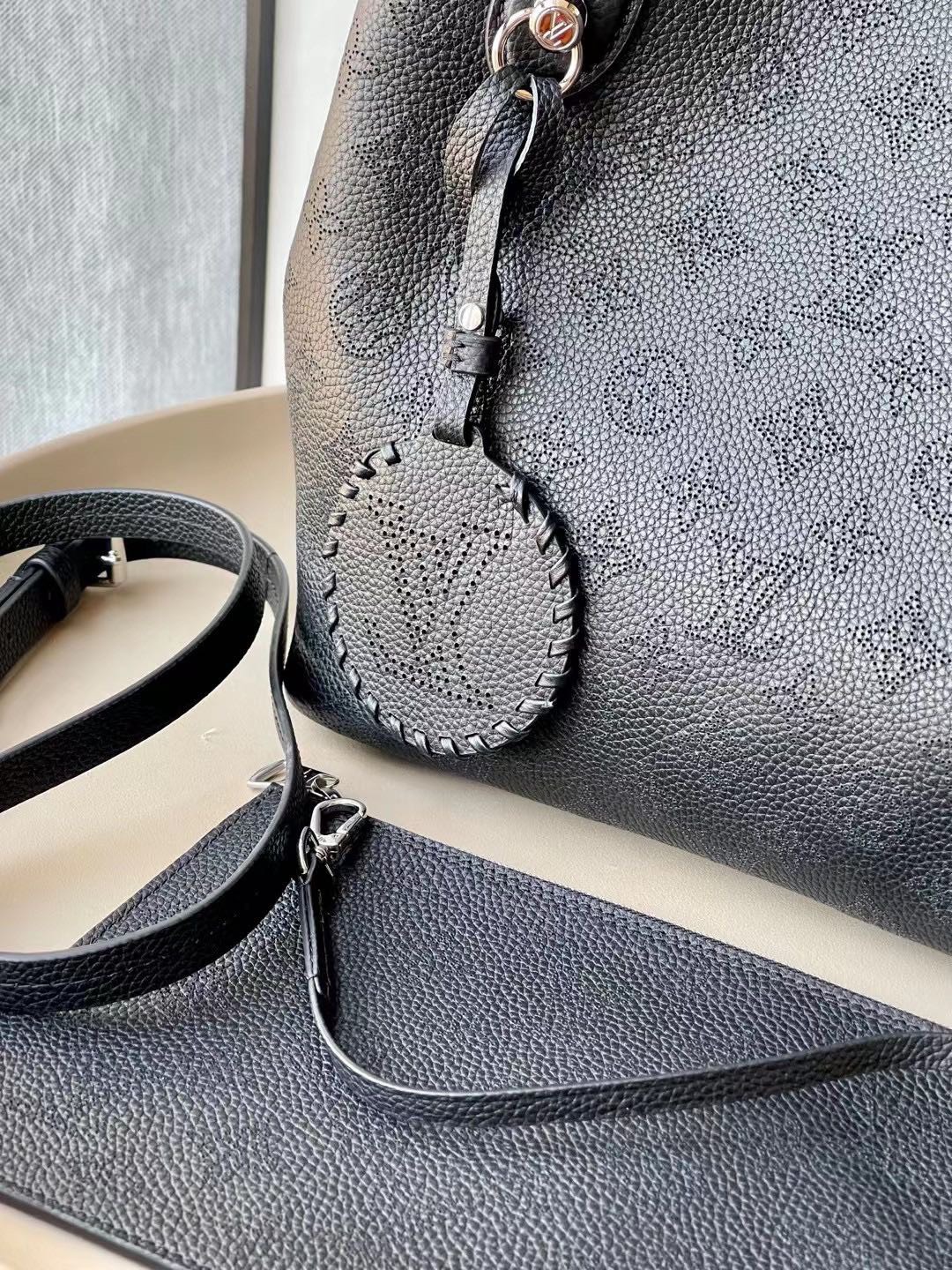 Túi Siêu Cấp Nữ Louis Vuitton LV Blossom Họa Tiết Monogram Màu Đen 20x20x12 (2)