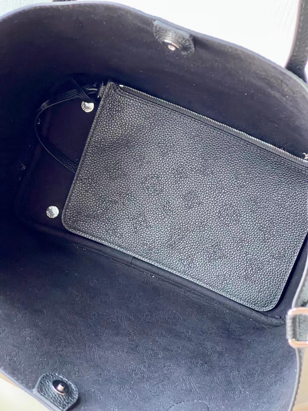 Túi Siêu Cấp Nữ Louis Vuitton LV Blossom Họa Tiết Monogram Màu Đen 20x20x12 (3) Túi Siêu Cấp Nữ Louis Vuitton LV Blossom Họa Tiết Monogram Màu Đen 20x20x12 (1)