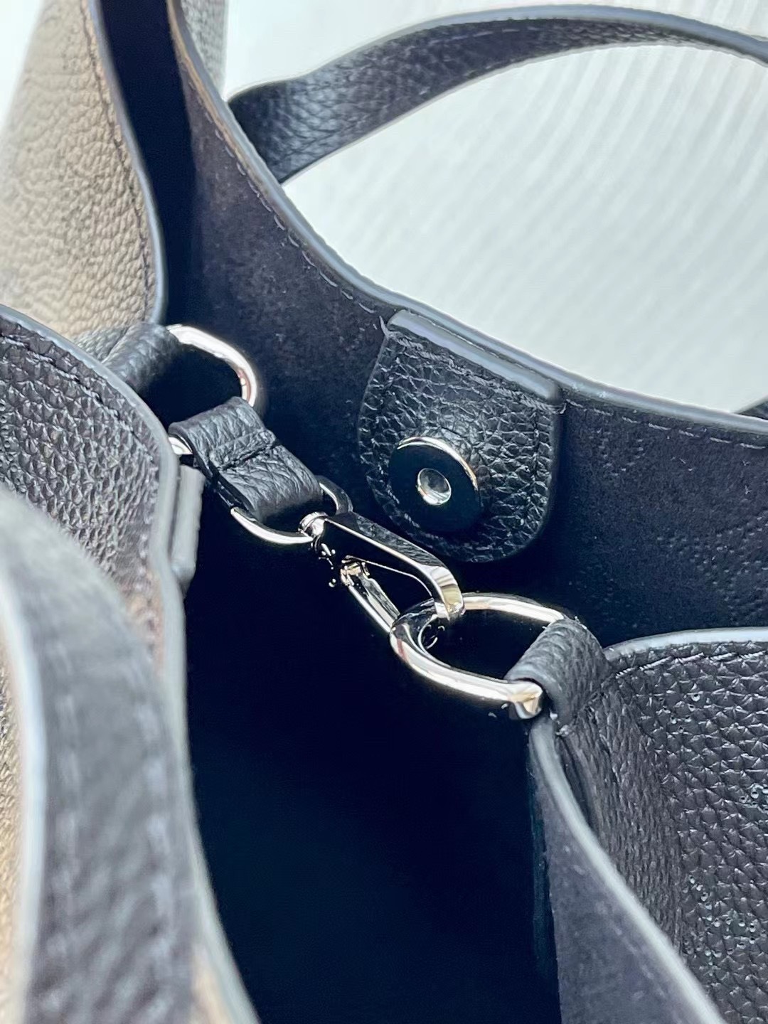 Túi Siêu Cấp Nữ Louis Vuitton LV Blossom Họa Tiết Monogram Màu Đen 20x20x12 (4) Túi Siêu Cấp Nữ Louis Vuitton LV Blossom Họa Tiết Monogram Màu Đen 20x20x12 (1)