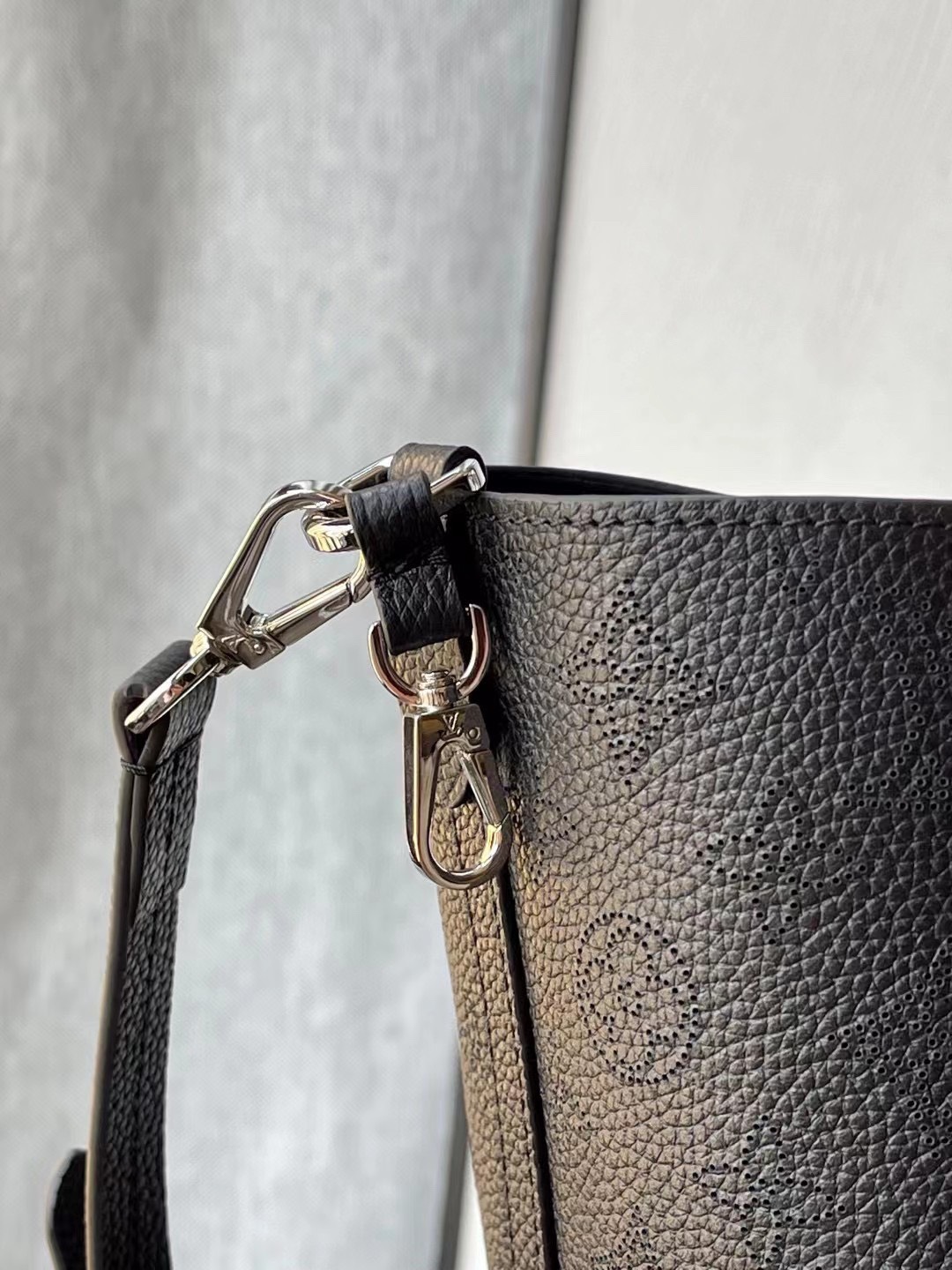 Túi Siêu Cấp Nữ Louis Vuitton LV Blossom Họa Tiết Monogram Màu Đen 20x20x12 (6) Túi Siêu Cấp Nữ Louis Vuitton LV Blossom Họa Tiết Monogram Màu Đen 20x20x12 (1)