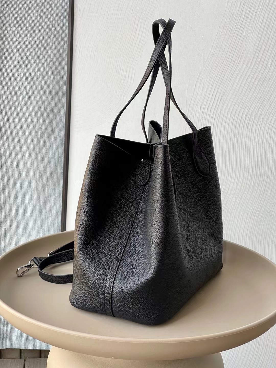 Túi Siêu Cấp Nữ Louis Vuitton LV Blossom Họa Tiết Monogram Màu Đen 20x20x12 (8) Túi Siêu Cấp Nữ Louis Vuitton LV Blossom Họa Tiết Monogram Màu Đen 20x20x12 (1)