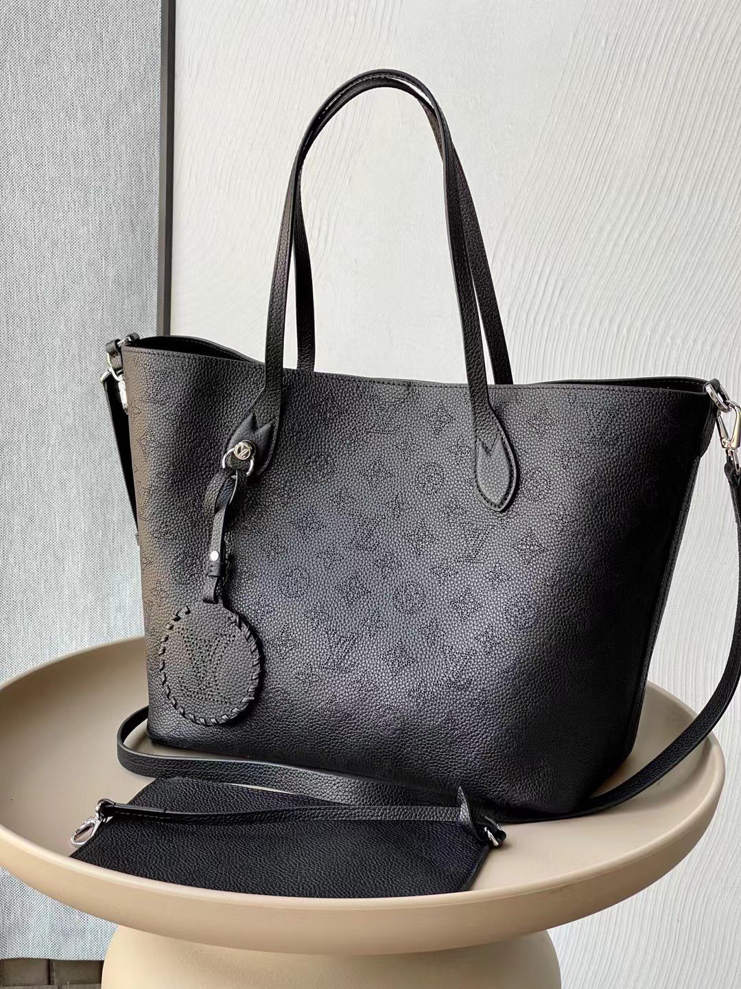 Túi Siêu Cấp Nữ Louis Vuitton LV Blossom Họa Tiết Monogram Màu Đen 20x20x12 (9) Túi Siêu Cấp Nữ Louis Vuitton LV Blossom Họa Tiết Monogram Màu Đen 20x20x12 (1)