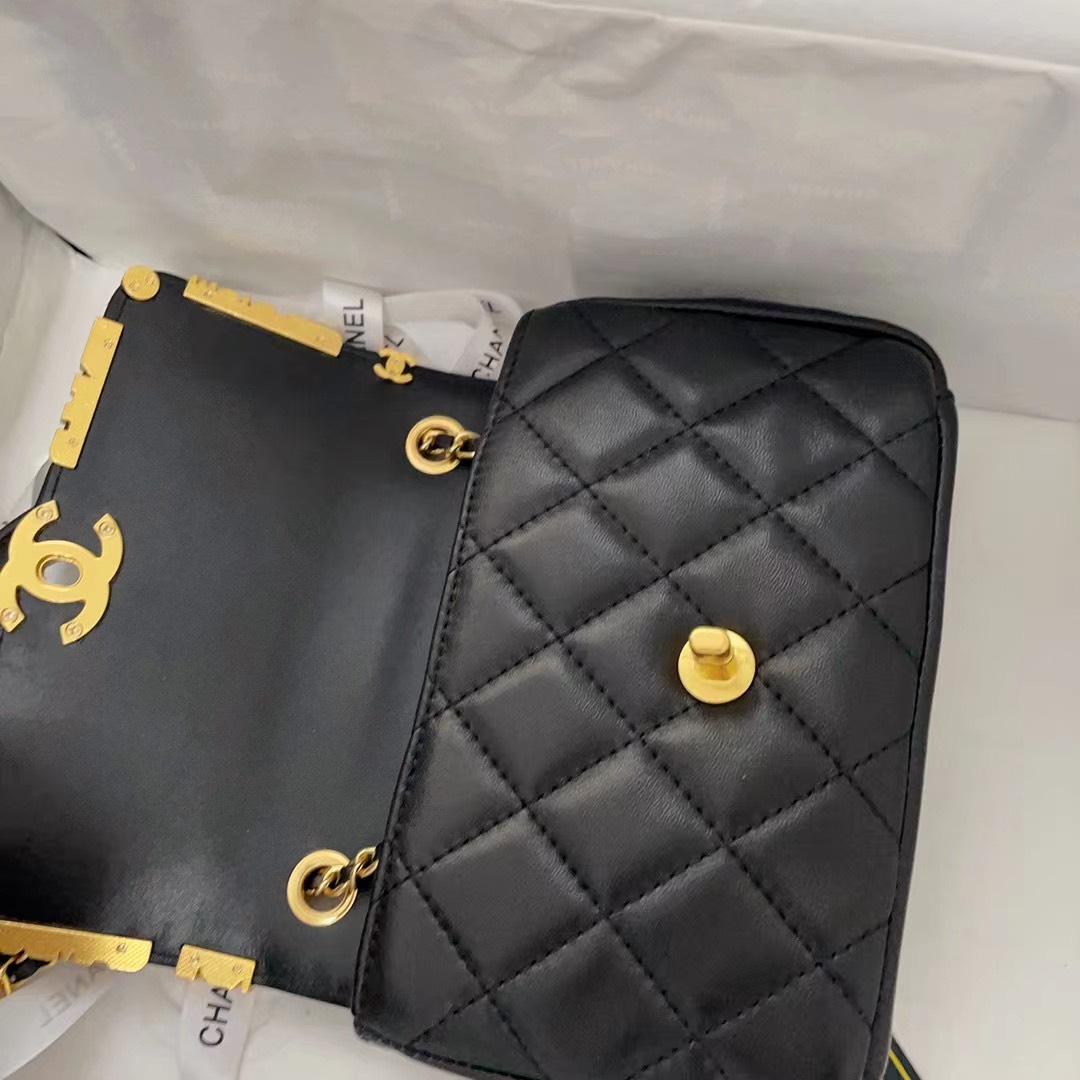Túi Xách Cao Cấp Chanel Charm Nữ Màu Đen Khóa Vàng 21cm (1) Túi Xách Cao Cấp Chanel Charm Nữ Màu Đen Khóa Vàng 21cm (2)