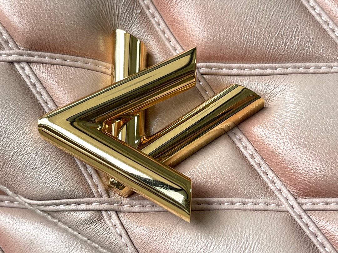 Túi Xách Cao Cấp Louis Vuitton LV Twist Nữ Màu Hồng 23x16x10cm (6) Túi Xách Cao Cấp Louis Vuitton LV Twist Nữ Màu Hồng 23x16x10cm (2)