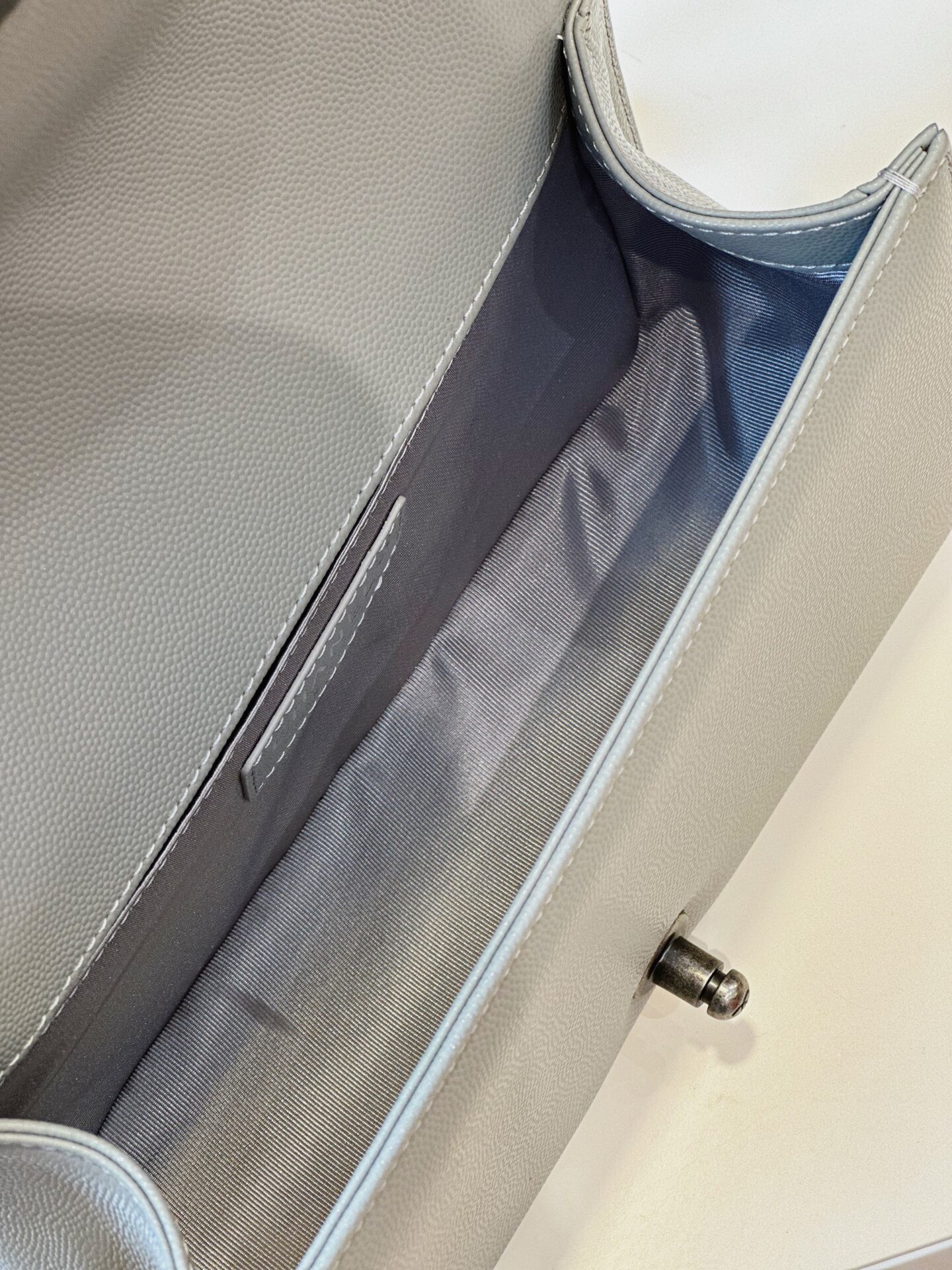 Túi Xách Chanel Boy Medium Replica 11 Cao Cấp Màu Xám 25cm (1) Túi Xách Chanel Boy Medium Replica 11 Cao Cấp Màu Xám 25cm (2)