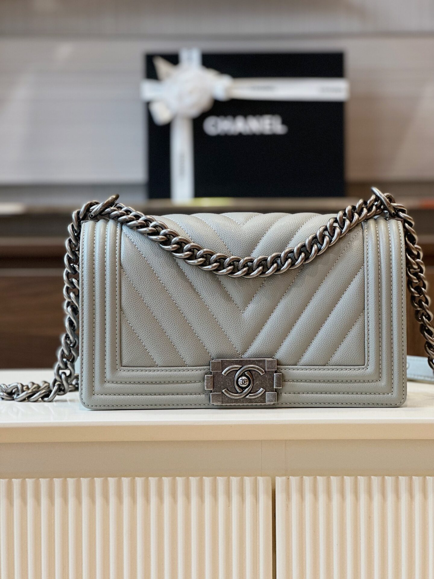 Túi Xách Chanel Boy Medium Replica 11 Cao Cấp Màu Xám 25cm (2) Túi Xách Chanel Boy Medium Replica 11 Cao Cấp Màu Xám 25cm (2)