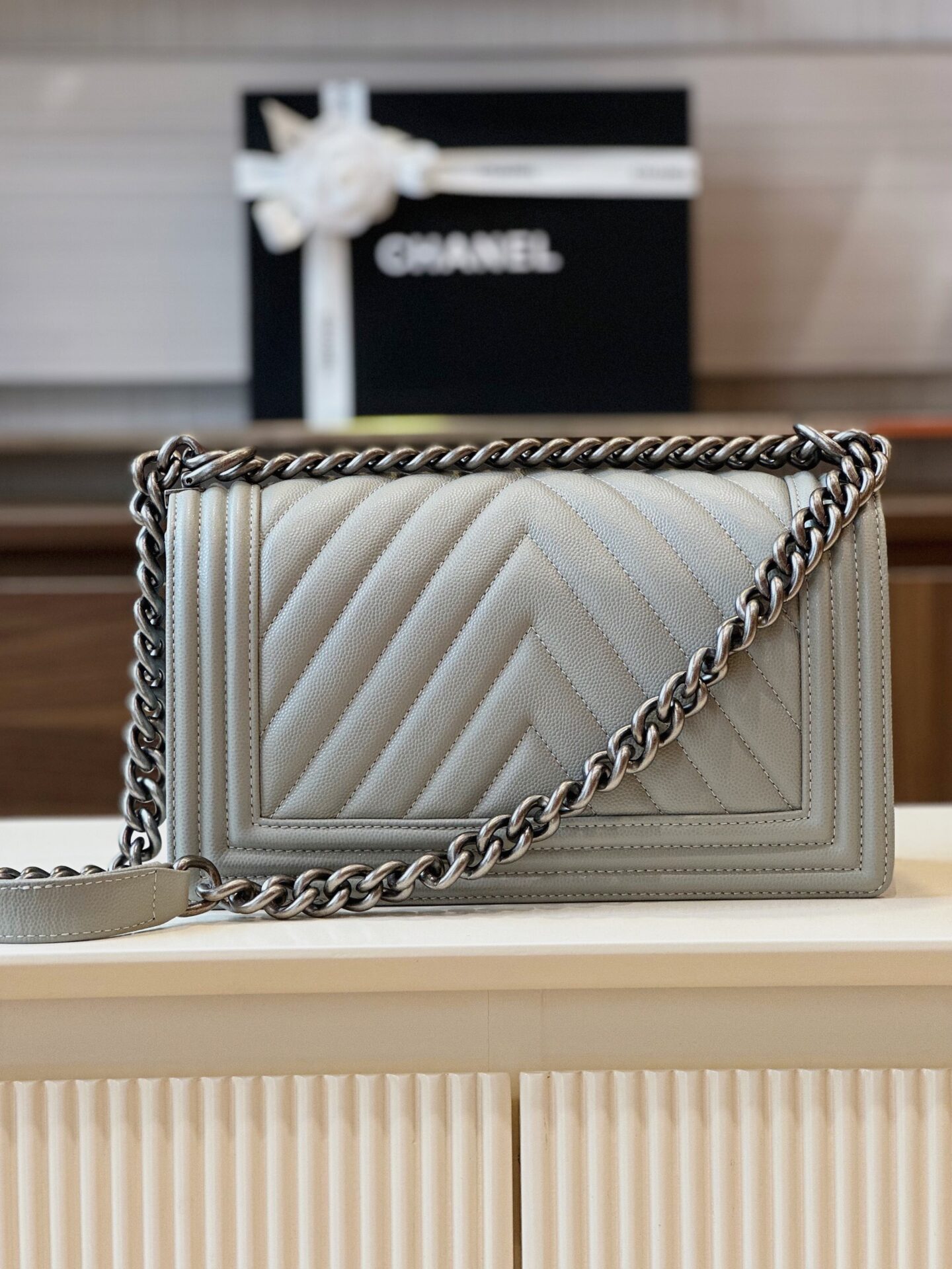 Túi Xách Chanel Boy Medium Replica 11 Cao Cấp Màu Xám 25cm (4) Túi Xách Chanel Boy Medium Replica 11 Cao Cấp Màu Xám 25cm (2)